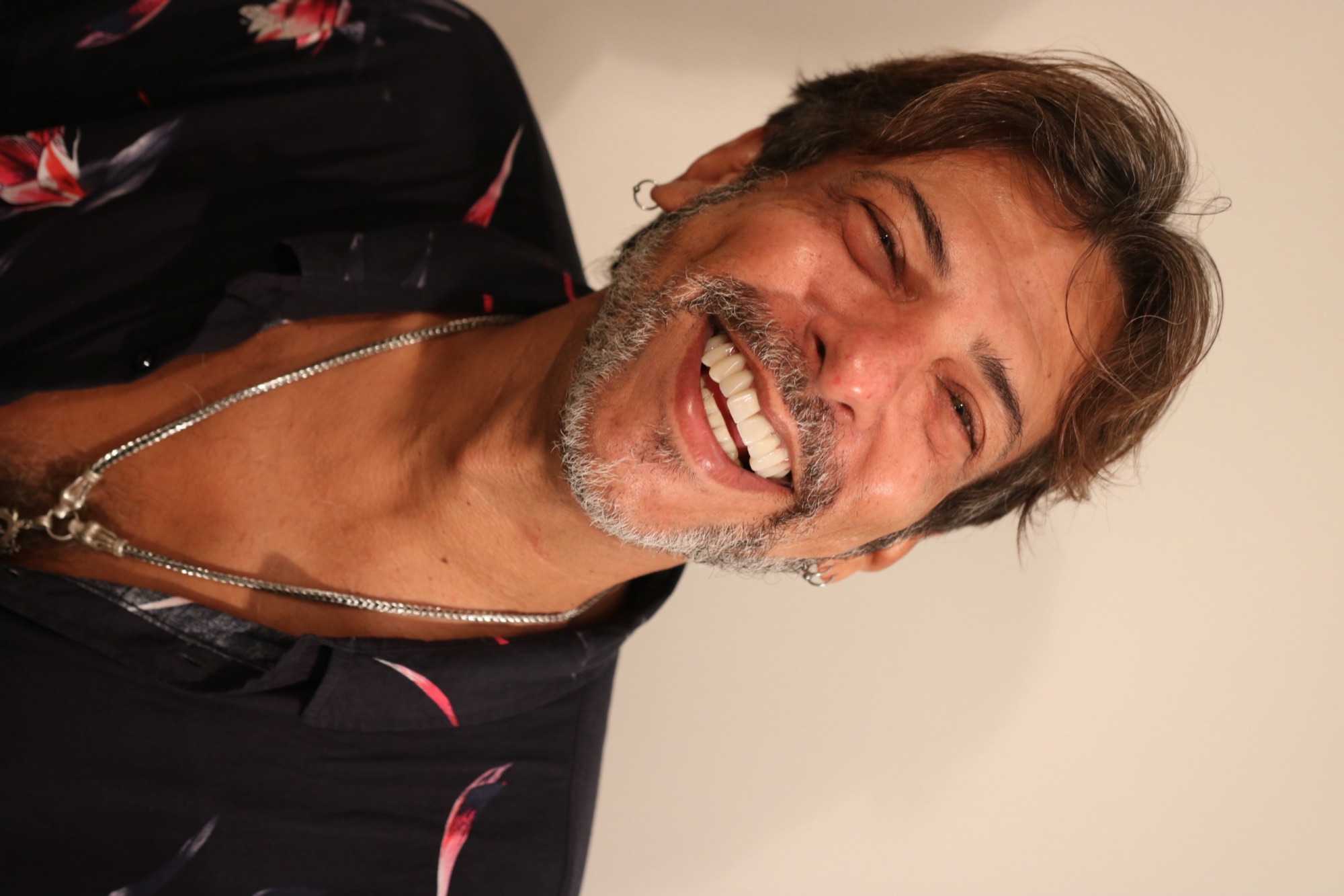 Paciente feliz após tratamento na inclinic