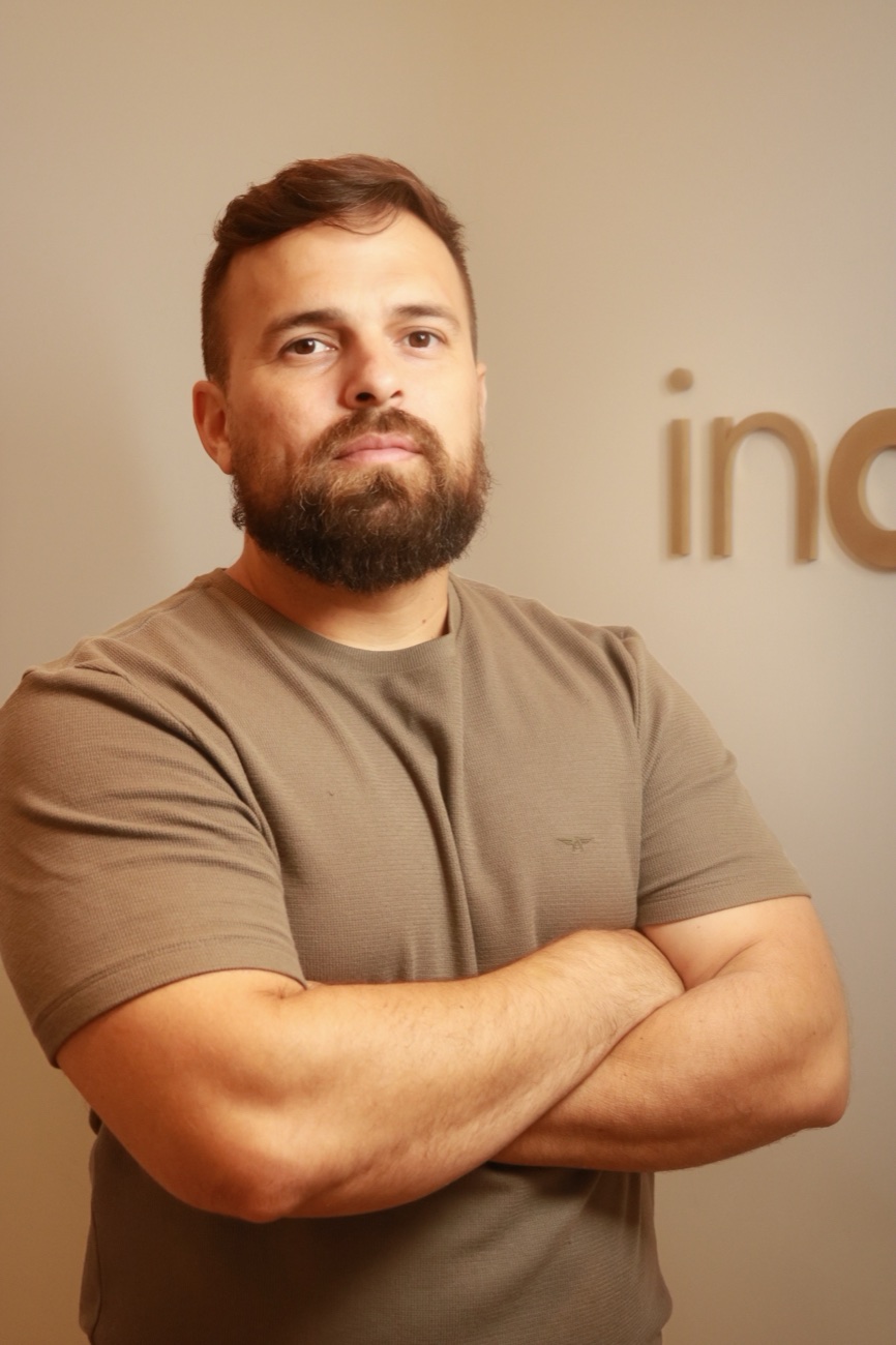 Dr. Alexandre Marques, Implantodontista na inclinic